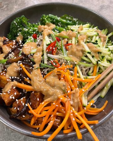 Soba noodles with glazed tofu